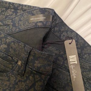 Cut from the cloth-printed skinny jeans. Blue with metallic print.